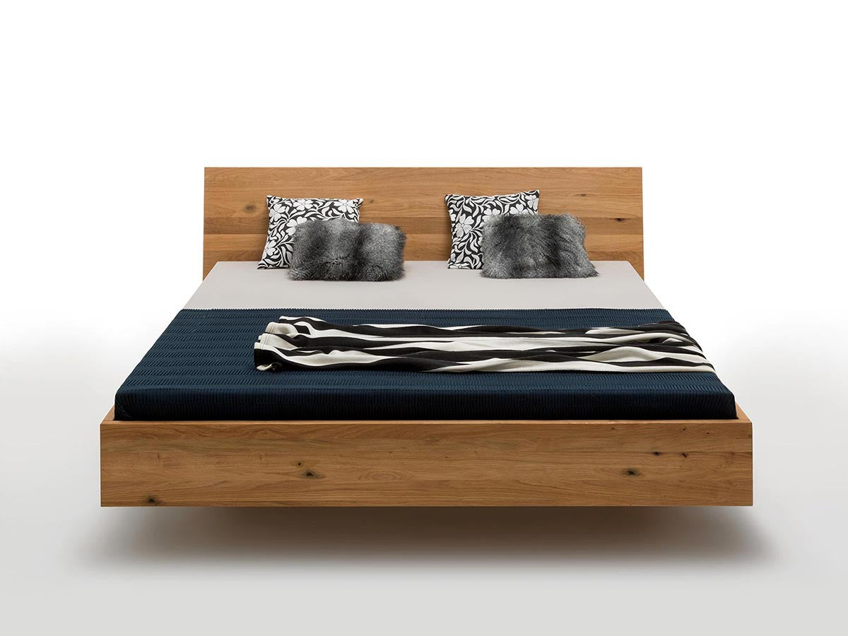 Zwevend eiken bed